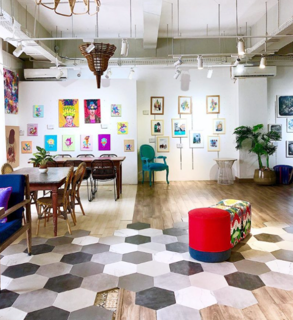 Warung kopi modern dengan desain yang terinspirasi dari galeri seni